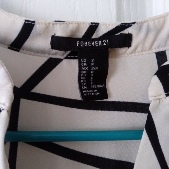 Forever 21 Cream and Black Top Size Small - Picture 3 of 6